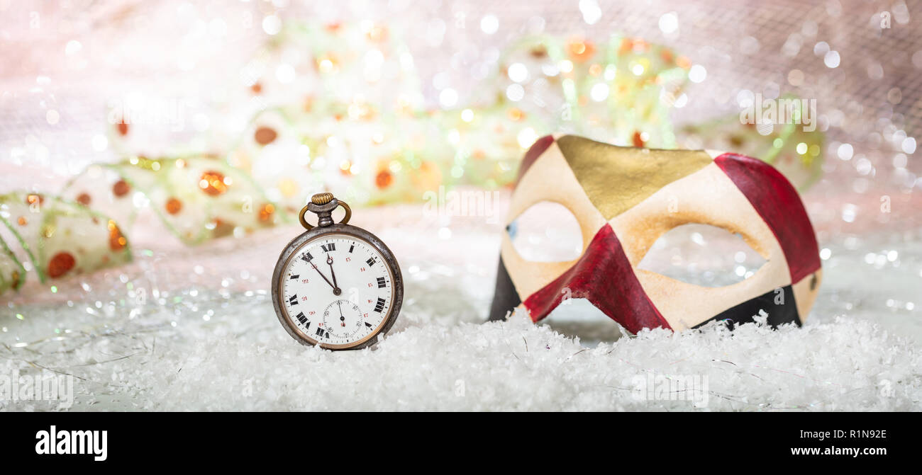 Karneval Party Countdown. Minuten bis Mitternacht auf einem alten, bunten Maske, Bokeh festlichen Hintergrund, Banner Stockfoto