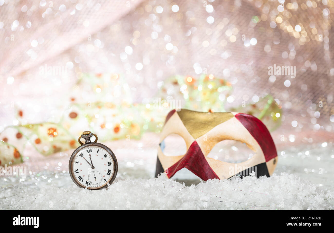 Karneval Party Countdown. Minuten bis Mitternacht auf einem alten, bunten Maske, Bokeh festlichen Hintergrund Stockfoto