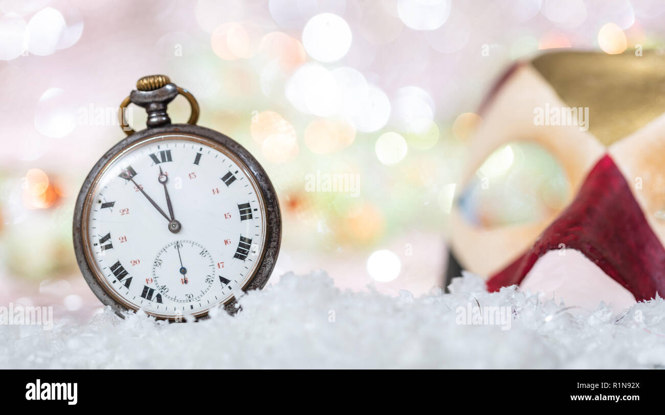 Karneval Party Countdown. Minuten bis Mitternacht auf einem alten, bunten Maske, Bokeh festlichen Hintergrund Stockfoto