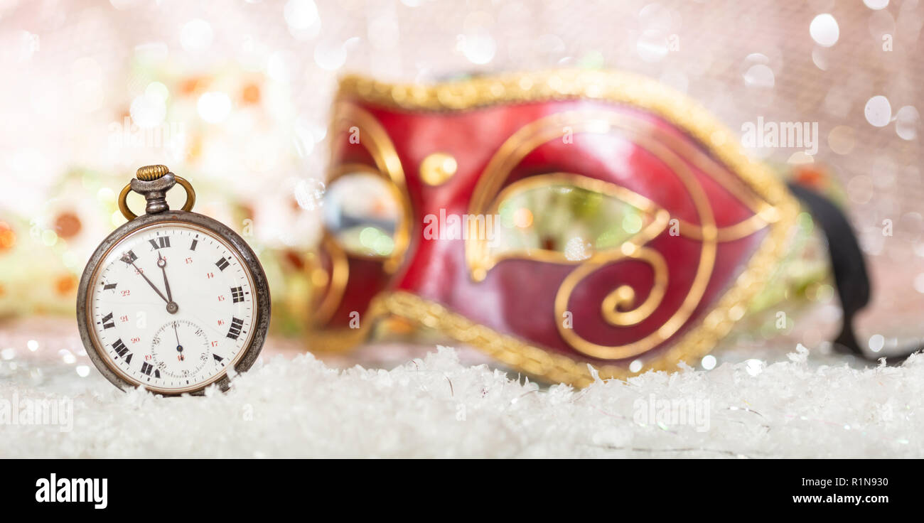Karneval Party Countdown. Minuten bis Mitternacht auf einer alten Uhr, venezianische Maske, Bokeh festlichen Hintergrund, Banner Stockfoto