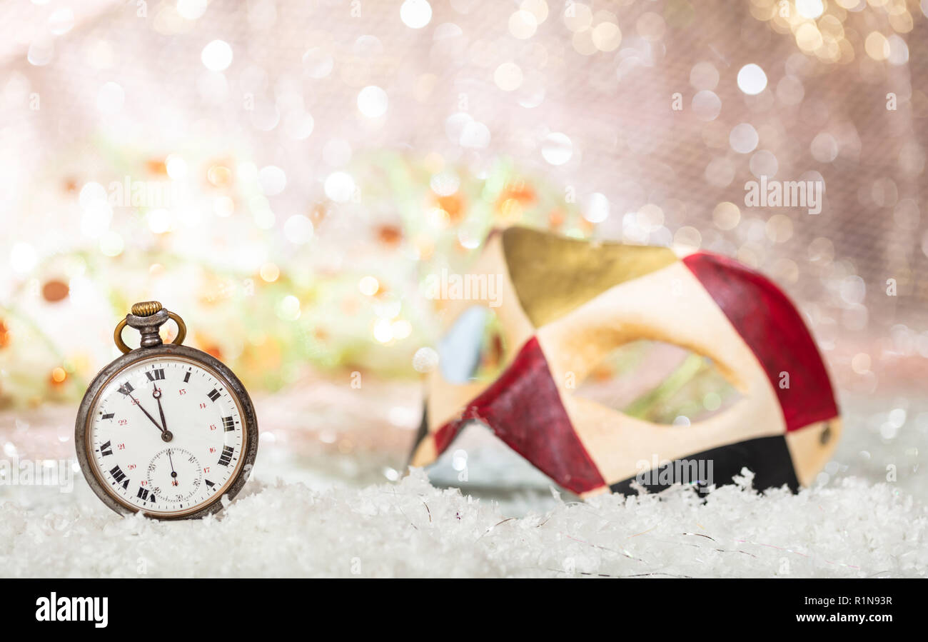 Karneval Party Countdown. Minuten bis Mitternacht auf einem alten, bunten Maske, Bokeh festlichen Hintergrund Stockfoto