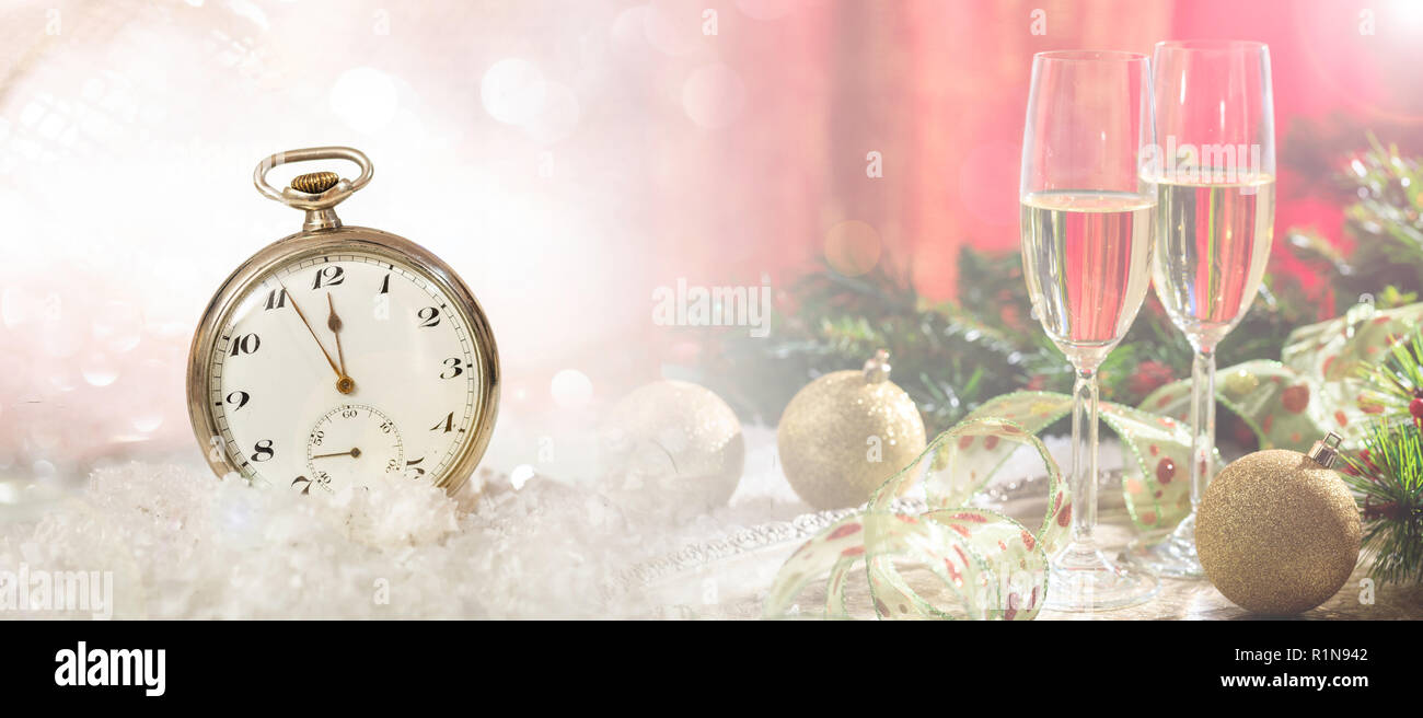 Silvester Party feiern. Minuten bis Mitternacht auf eine altmodische, festlichen Hintergrund, Banner, Stockfoto