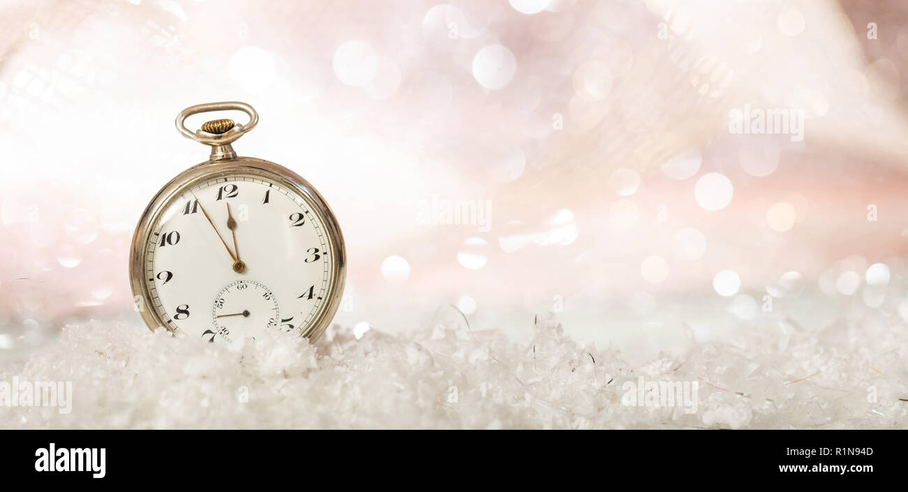 Silvester Party feiern. Minuten bis Mitternacht auf eine altmodische Taschenuhr, Bokeh snowy Hintergrund, kopieren Sie Raum, Banner, Stockfoto