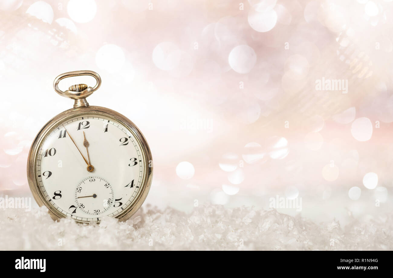 Silvester Countdown. Minuten bis Mitternacht auf eine altmodische Taschenuhr, Bokeh snowy Hintergrund Kopie Raum Stockfoto