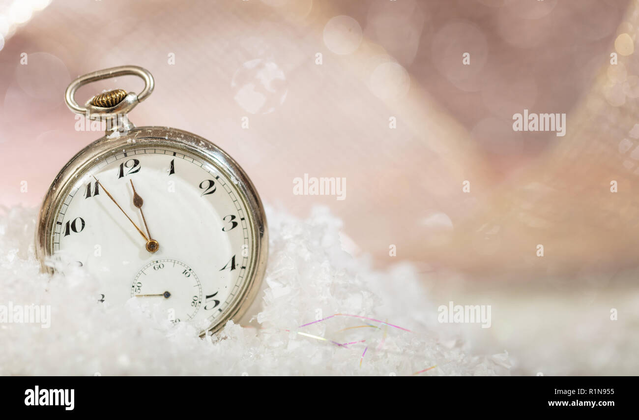 Silvester Countdown. Minuten bis Mitternacht auf eine altmodische Taschenuhr, Bokeh snowy Hintergrund Kopie Raum Stockfoto