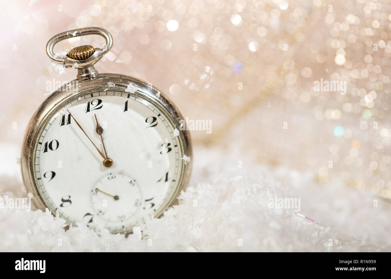 Silvester Party feiern. Minuten bis Mitternacht auf einer alten Uhr, Bokeh snowy Hintergrund Kopie Raum Stockfoto