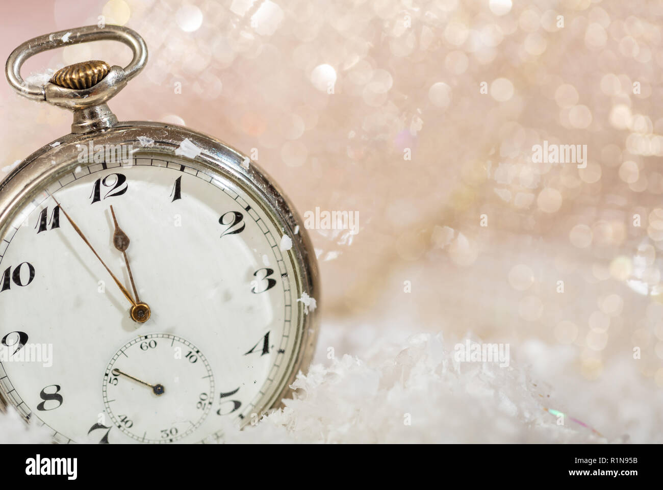 Silvester Party feiern. Minuten bis Mitternacht auf einer alten Uhr, Bokeh snowy Hintergrund Kopie Raum Stockfoto