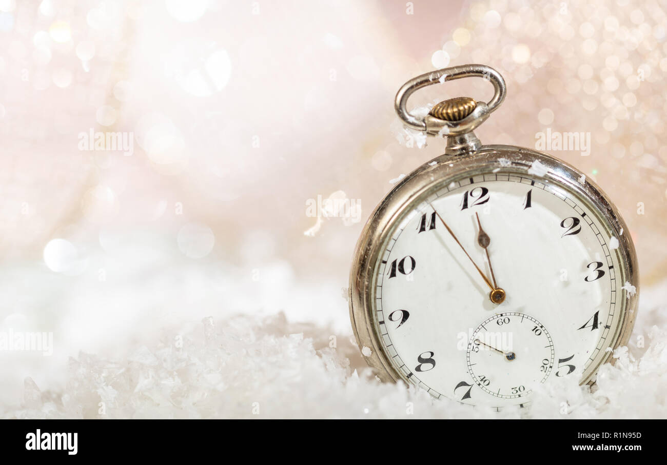 Silvester Party feiern. Minuten bis Mitternacht auf einer alten Uhr, Bokeh snowy Hintergrund Kopie Raum Stockfoto