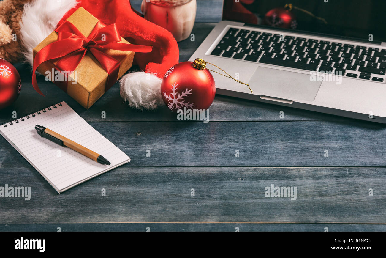 Weihnachten Dekoration Und Einem Computer Laptop Auf Einem Buro Schreibtisch Kopie Raum Stockfotografie Alamy