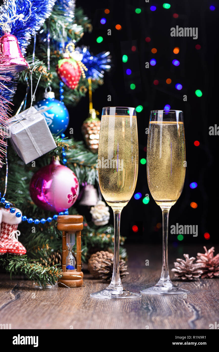 Das neue Jahr still-Leben mit Gläser Champagner. Im rustikalen Stil Stockfoto