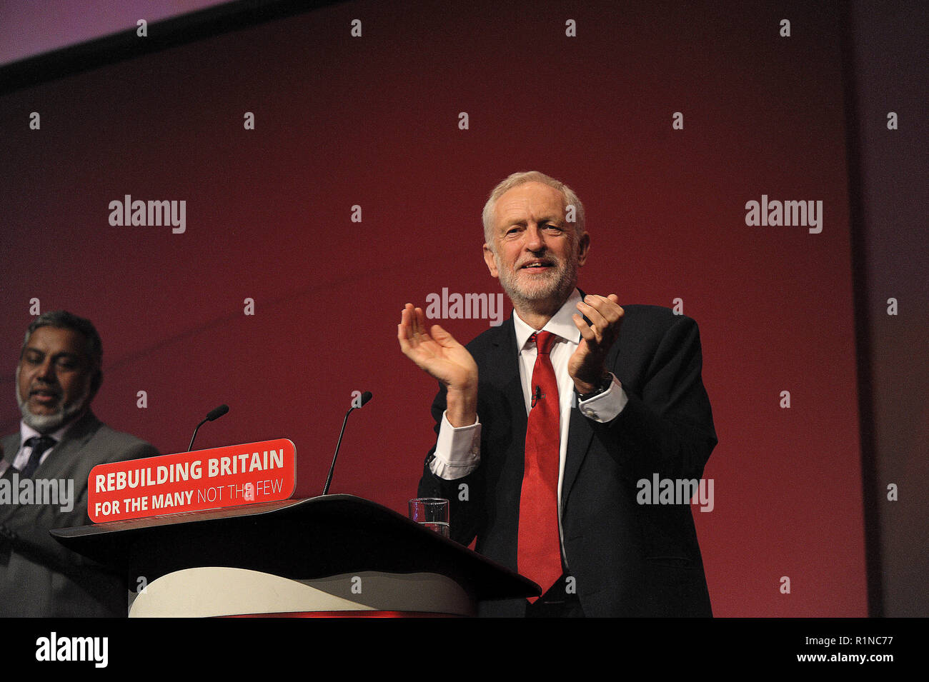 Liverpool, England. 26. September 2018. Jeremy Corbyn MP, Führer der Labour Party in Anerkennung der Beifall der Delegierten, vor delive Stockfoto