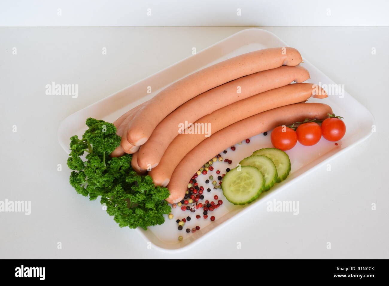 Wiener Würstchen ("Wiener Würstchen" oder "Frankfurter Würst") auf Keramik rustikale Platte. Wiener Würstchen oder der 'Frankfurter' in rustikaler Keramikteller Stockfoto
