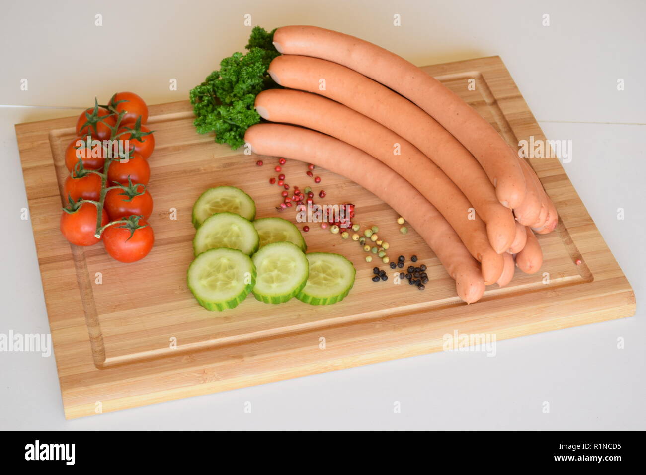 Wiener Würstchen ("Wiener Würstchen" oder "Frankfurter Würst") auf Keramik rustikale Platte. Wiener Würstchen oder der 'Frankfurter' in rustikaler Keramikteller Stockfoto