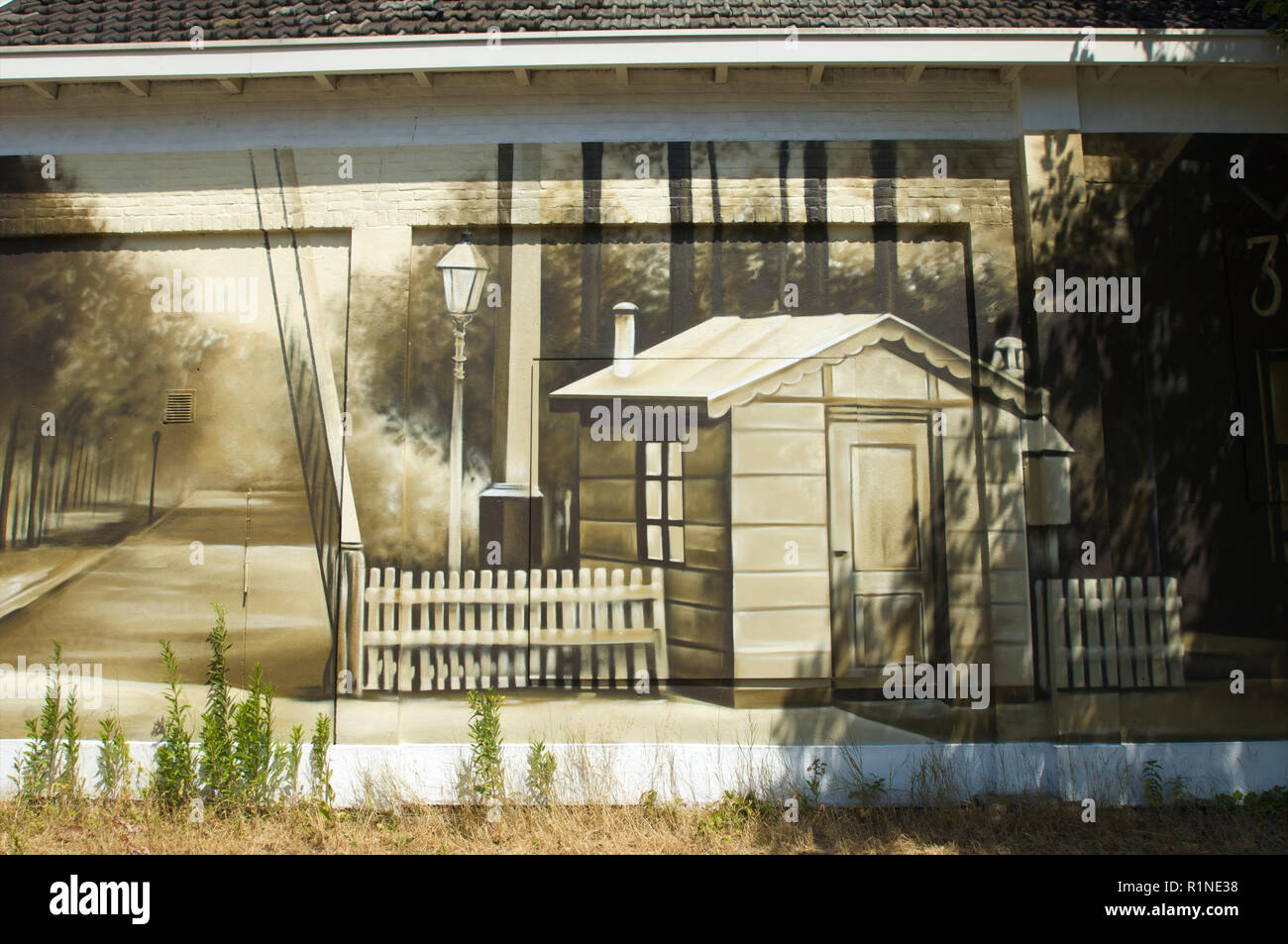 Wandmalerei in einem Haus des alten Bahnhof an der aktuellen Bahnhof in Baarn, Niederlande Stockfoto