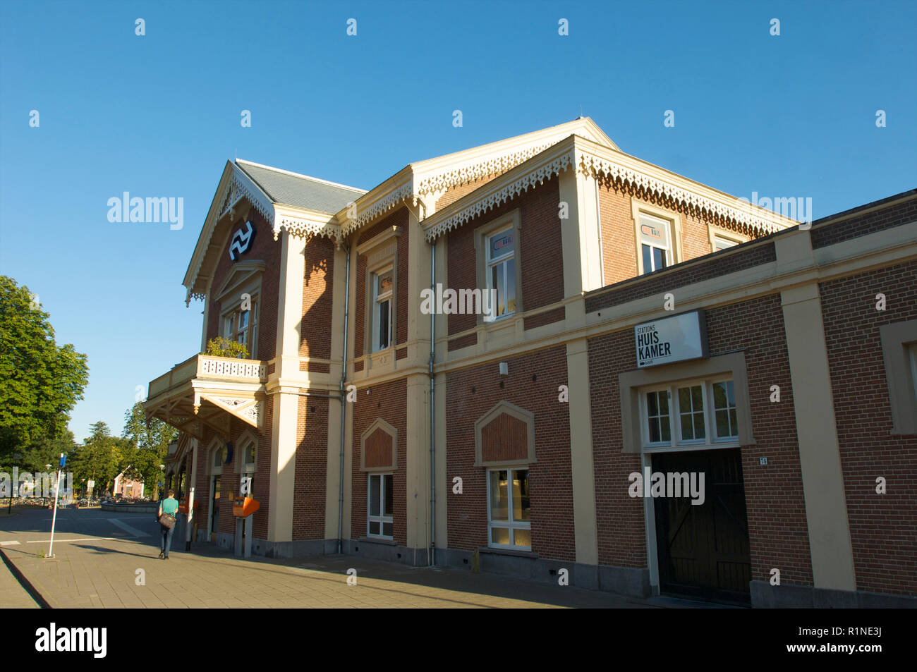 Die Vorderseite des historischen Bahnhof in Baarn mit seinen spezifischen Architektur und für das niederländische Königshaus verwendet, die Niederlande Stockfoto