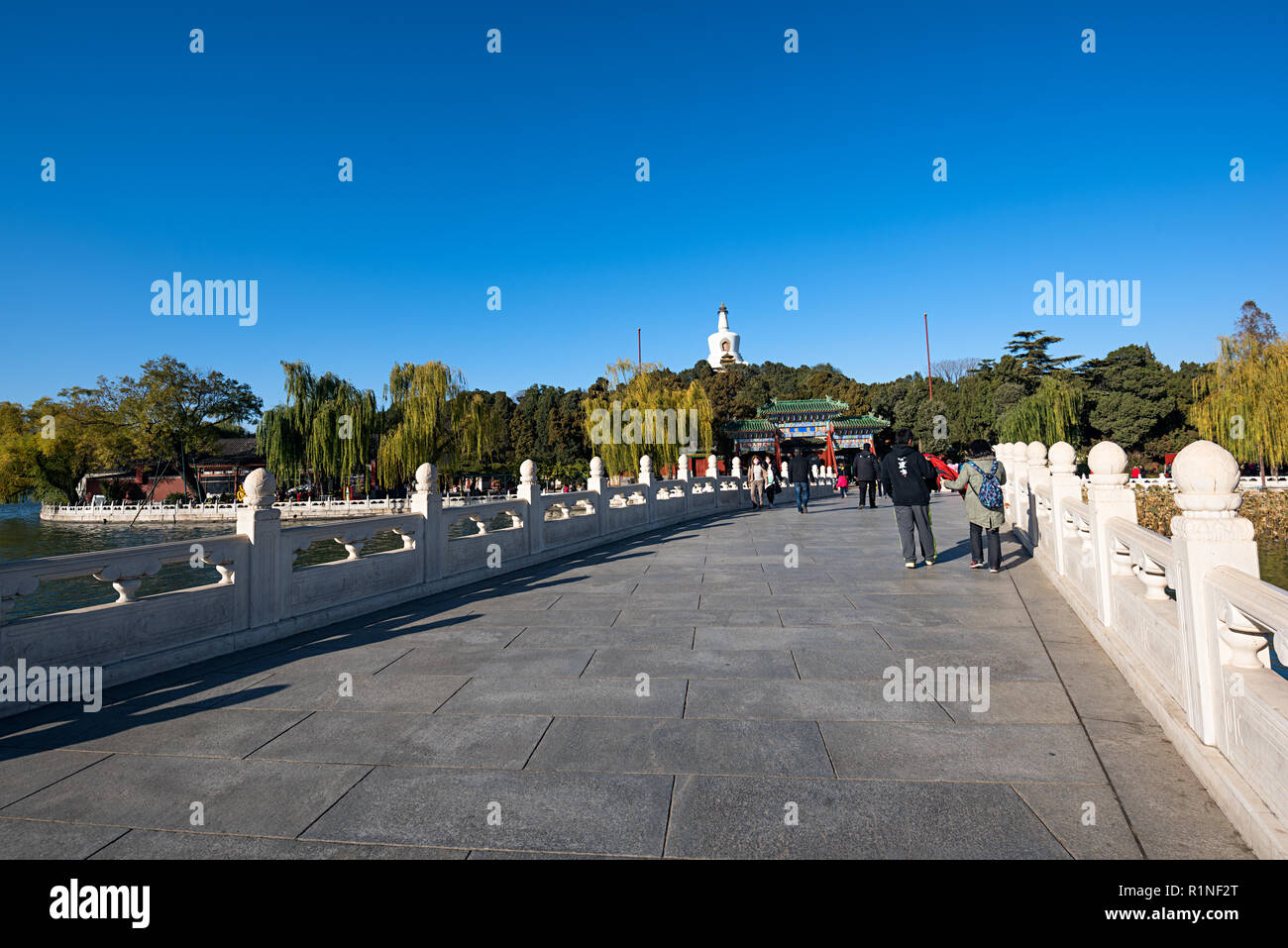 Touristen besuchen Beihai Park von Peking im Herbst Stockfoto