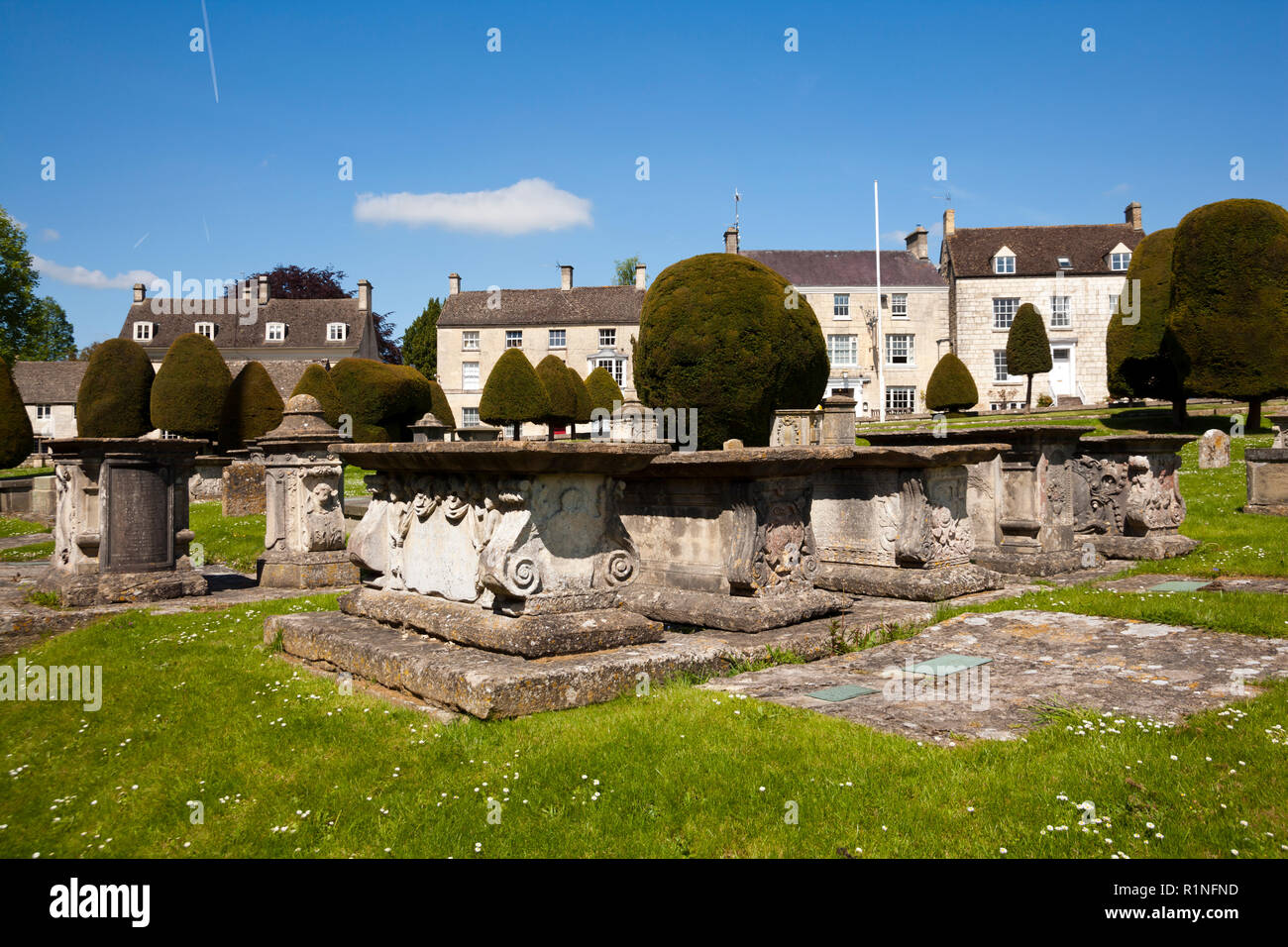 Malerischen Cotswold Häuser aus Stein auf der Hauptstraße gegenüber dem Friedhof, Painswick, Gloucestershire, VEREINIGTES KÖNIGREICH Stockfoto