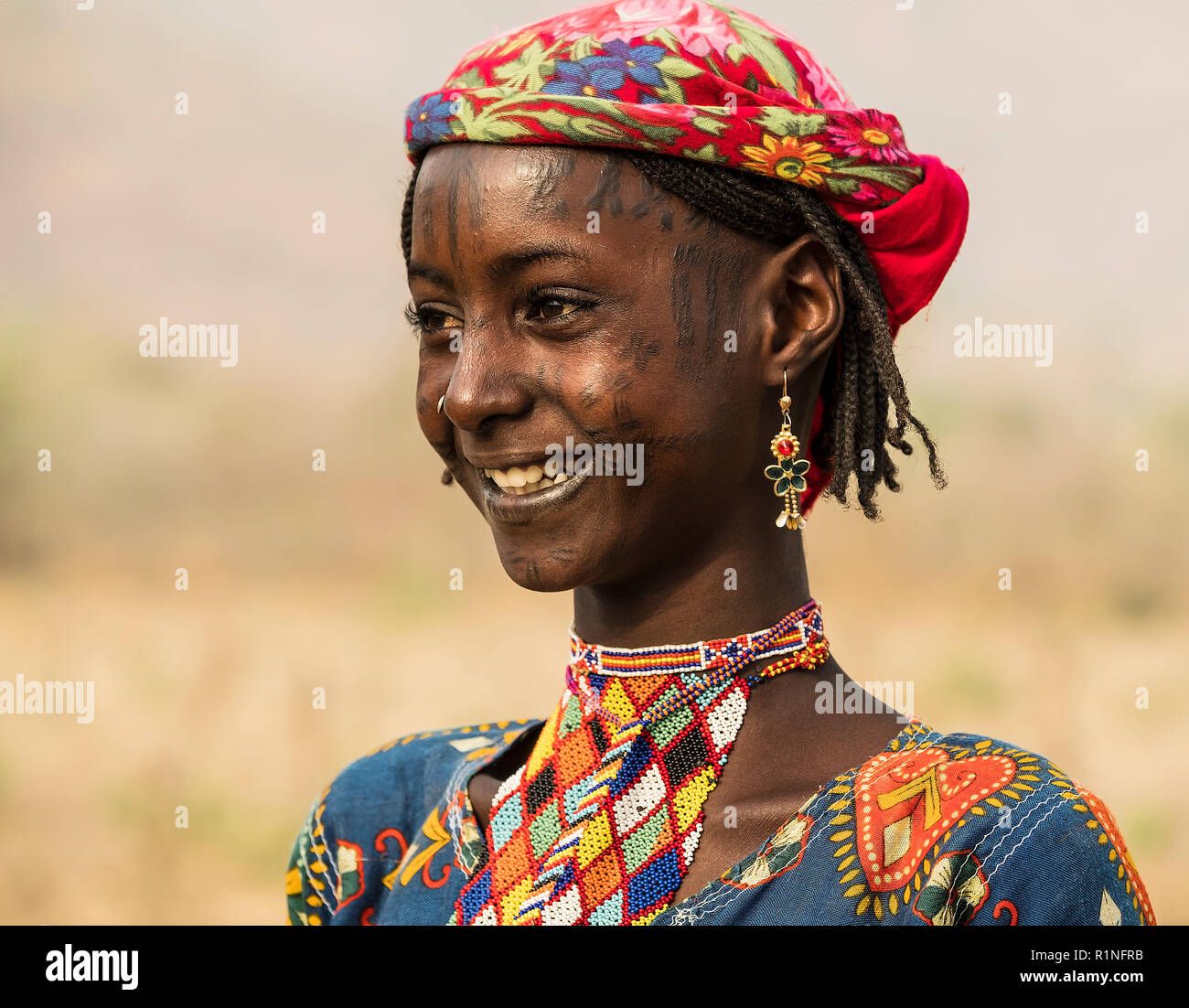 Junge Kameruner mit einer Tätowierung. Südafrika, Nord Kamerun. Stockfoto