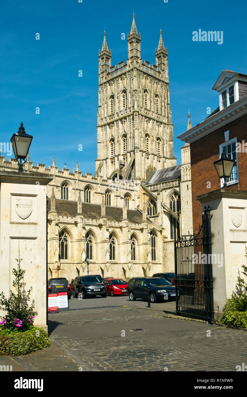 Gloucester, Großbritannien - 4.. Mai 2016: Architektonisches Detail in der Nähe der Gloucester Kathedrale bei Frühlingssonne, Gloucestershire, Großbritannien Stockfoto