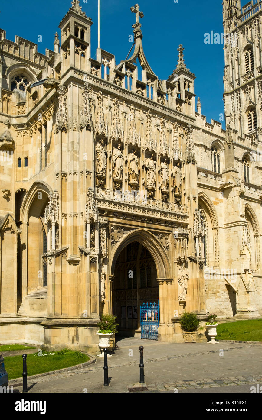 Architektonisches Detail auf dem Portal der Kathedrale von Gloucester in der Frühlingssonne, Gloucestershire, VEREINIGTES KÖNIGREICH Stockfoto