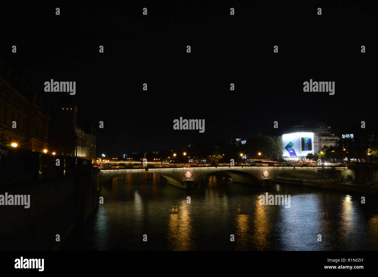 Reflexion einer Brücke auf der Senna Fluss Stockfoto