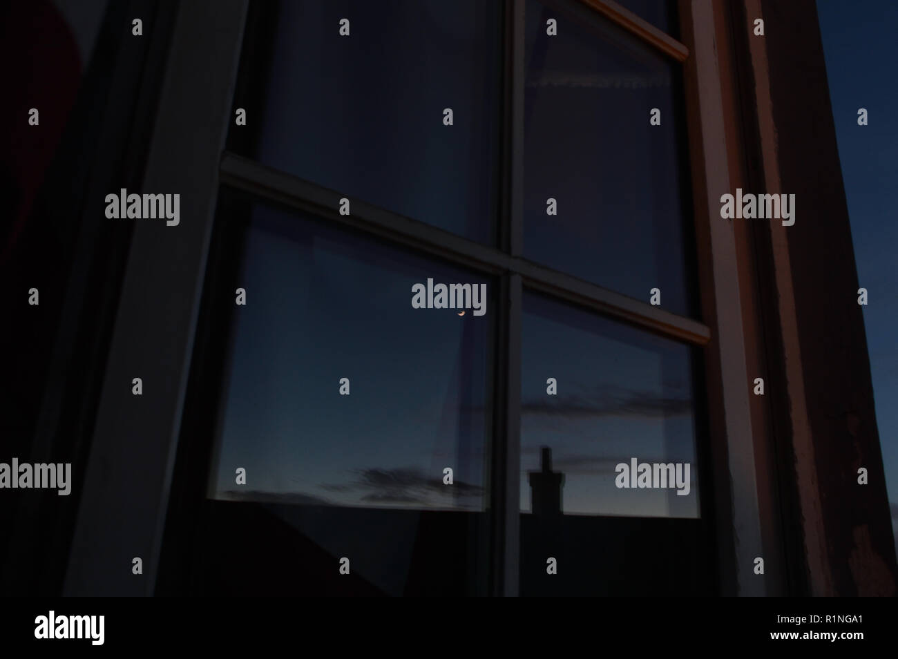 Spiegelung des Mondes in einem Fenster von einem Hostel Zimmer erfasst Stockfoto