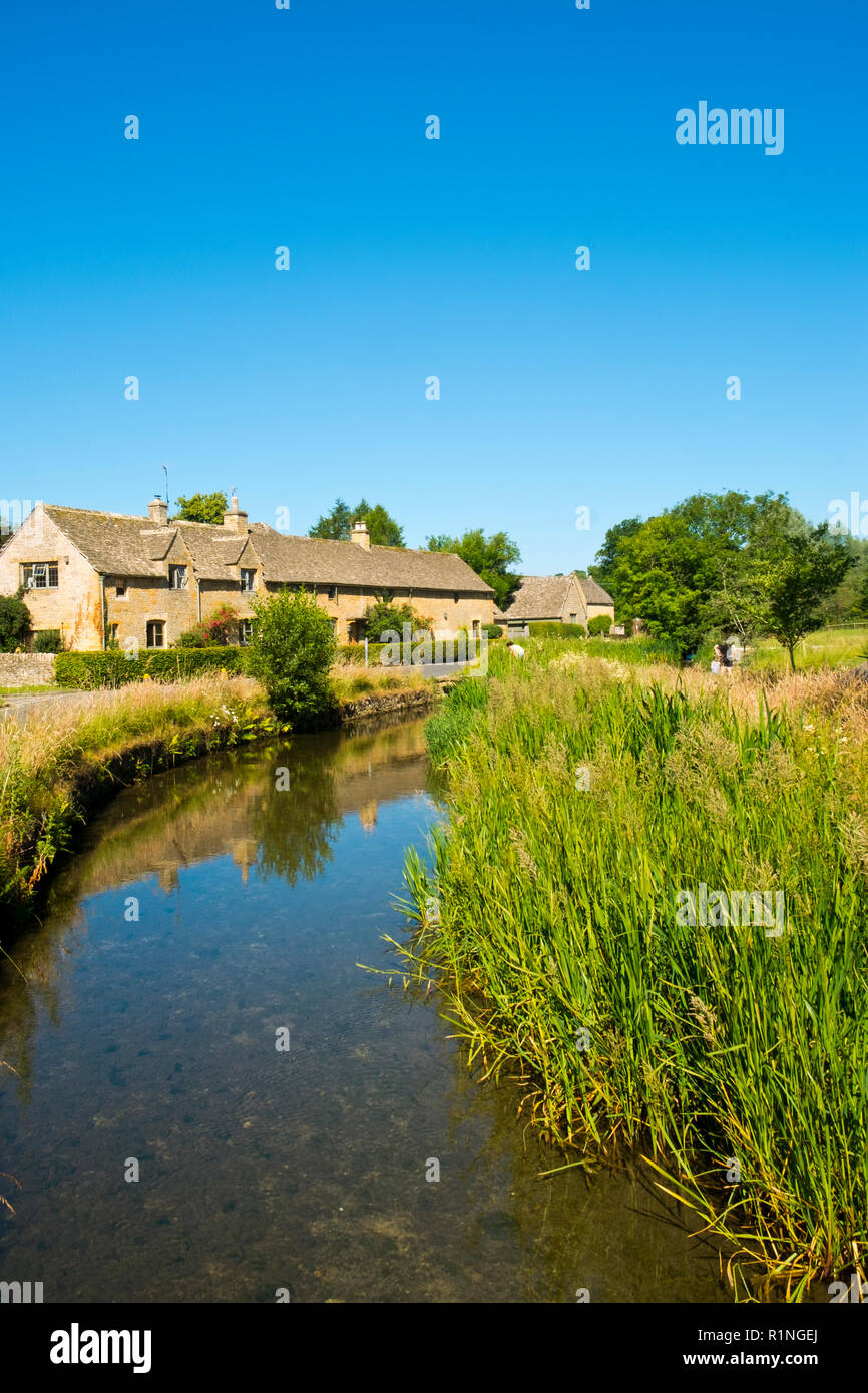 Lower Slaughter, Gloucestershire, Großbritannien - Juli 2016 19: Sommer Sonnenschein bringt Besucher zum malerischen Cotswold Dorf Lower Slaughter, Gloucestershire, UK. Das Dorf erstreckt sich über den kleinen Fluss Auge und mehrere kleine Stege und ein Ford die beiden Seiten der Community beitreten. Stockfoto