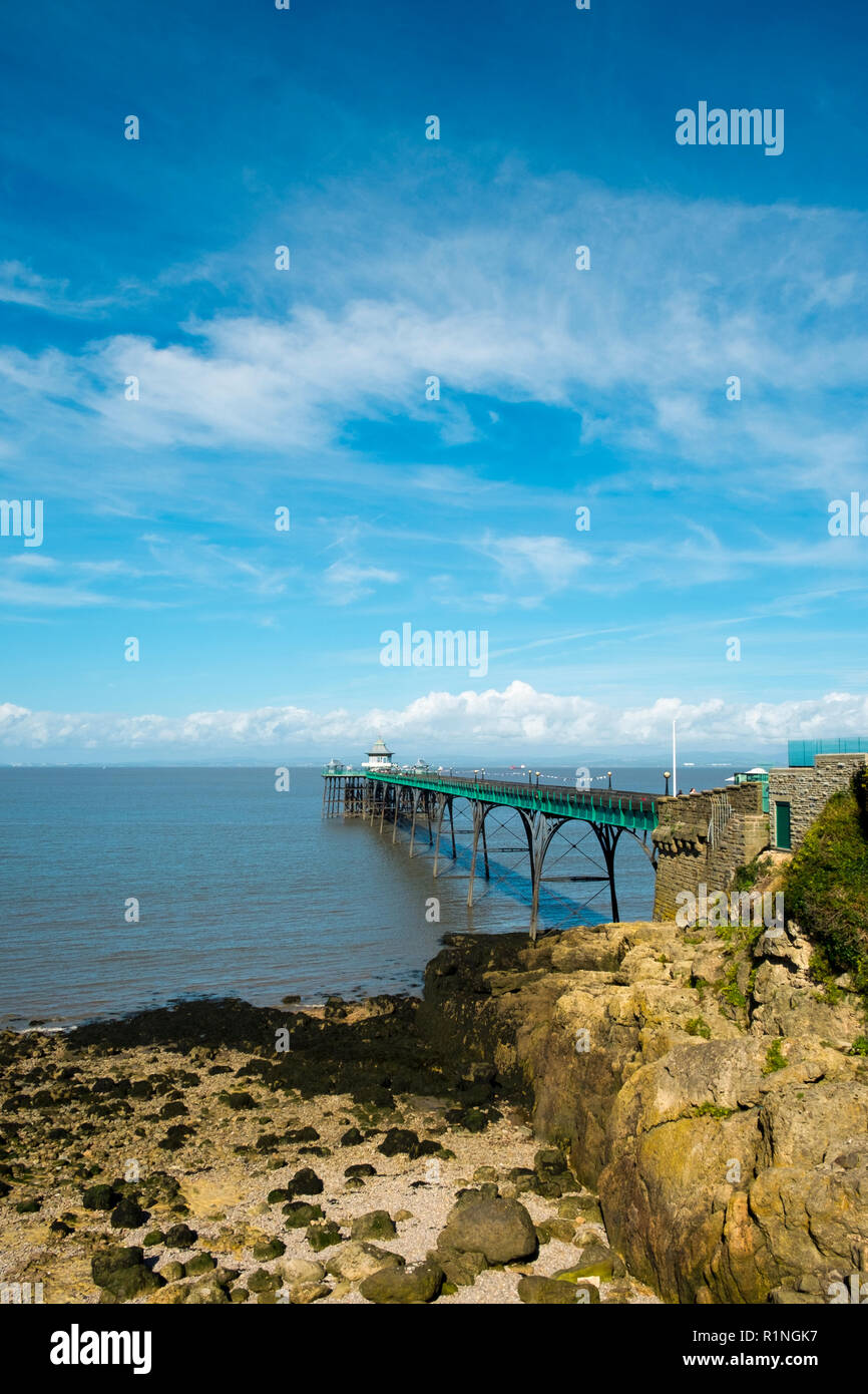 Clevedon, Somerset, Großbritannien - 11 September 2016: Ende Sommer Sonnenschein bringt die Besucher der historischen viktorianischen Pier in Clevedon auf dem Kanal von Bristol, Somerset, UK. Der Pier eröffnete im Jahr 1869 und war ein einbootstelle für Raddampfer Ausflüge. Stockfoto