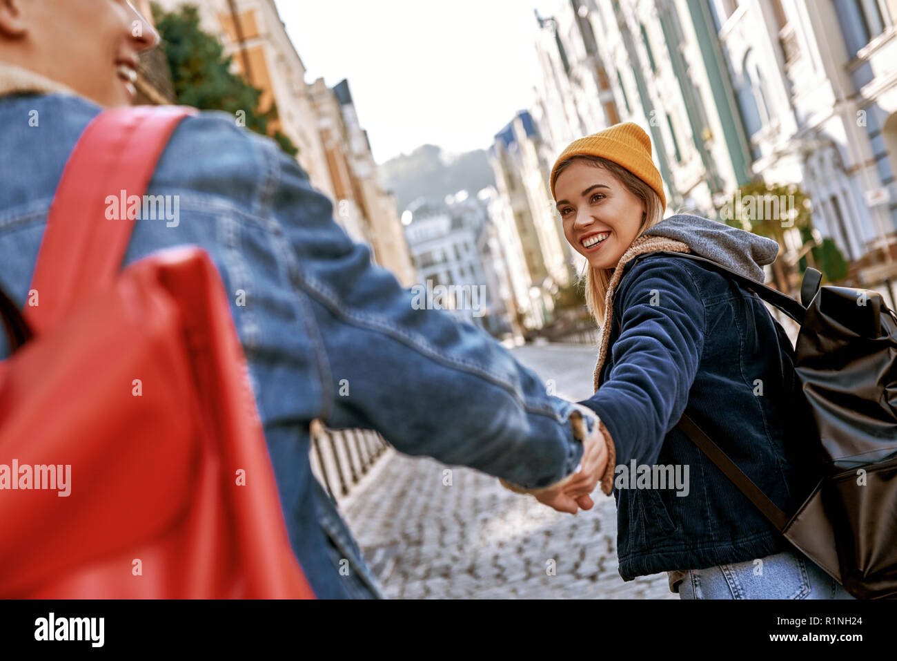 Reisende paar Blogger in der Liebe sind mit Blick auf die Altstadt. Ansicht von hinten Stockfoto