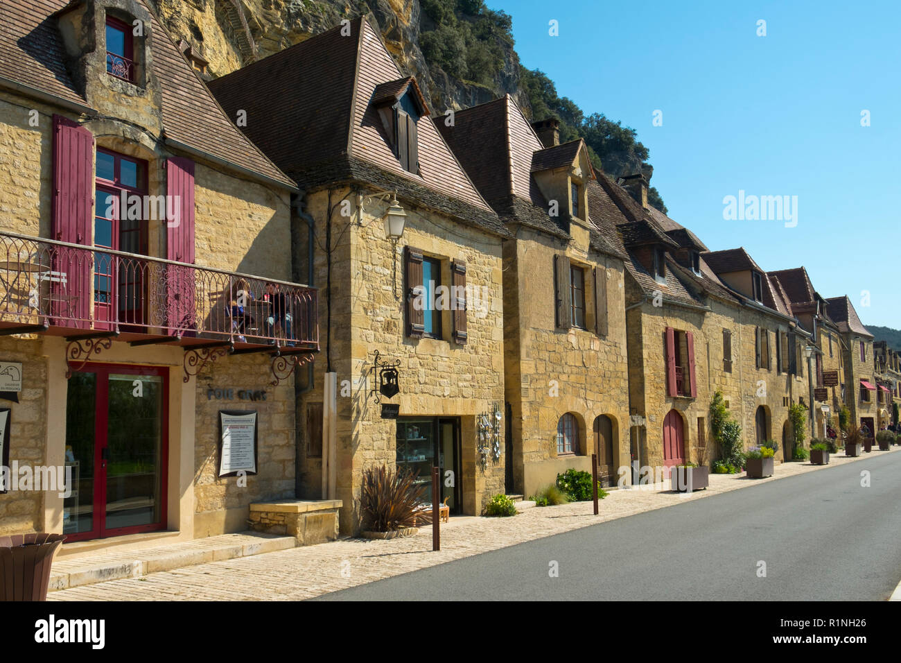 La Roque-Gageac, Frankreich - 3. April 2017: Die honeypot Dorf La Roque-Gageac ist unter dem Felsen neben dem Fluss Dordogne in der Dordogne, Nouvelle Aquitaine, Frankreich. Es ist ein Mitglied der Les Plus beaux villages de France (die "schönsten Dörfer Frankreichs"). Stockfoto