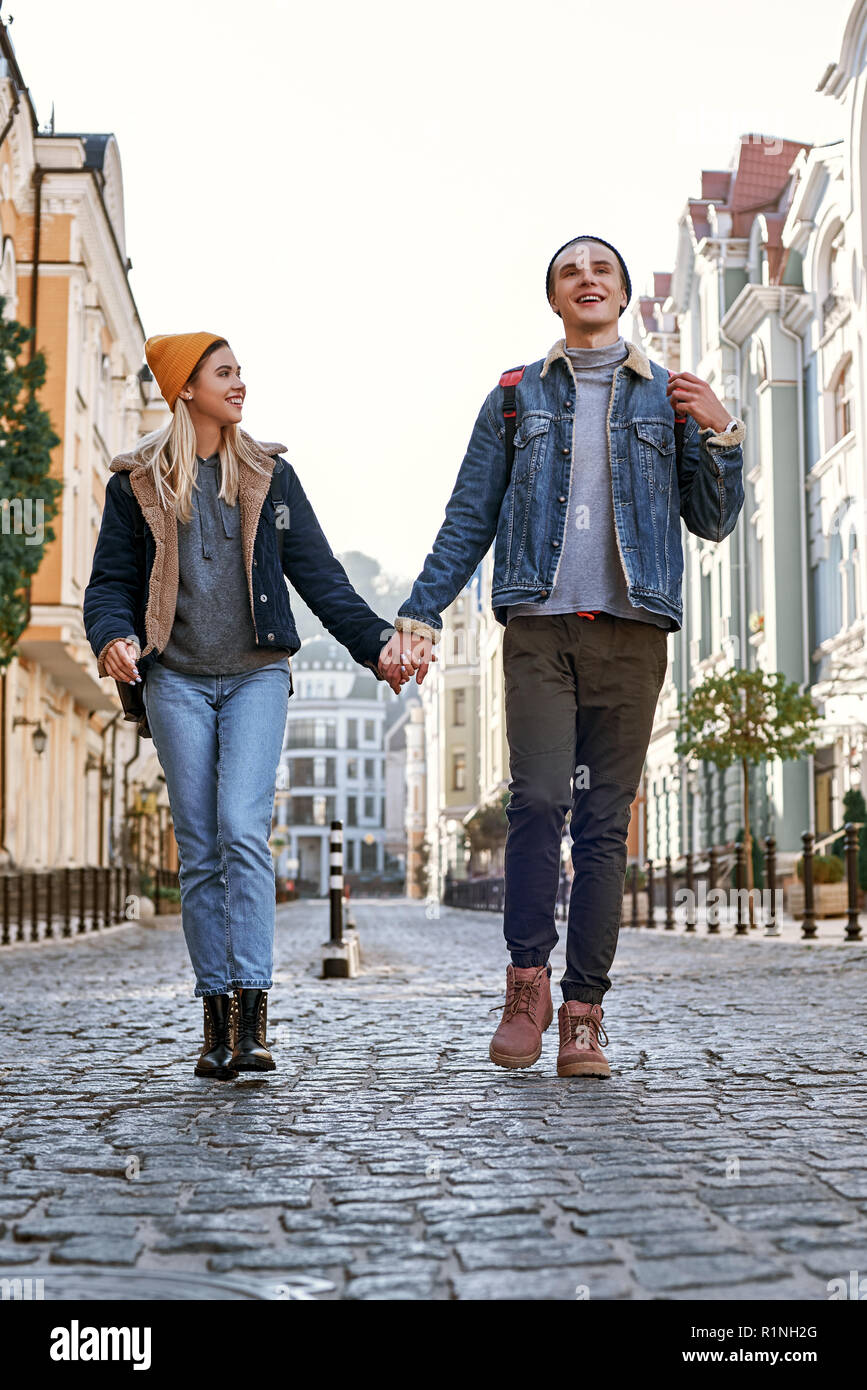 Junge paar Travel Blogger sind zu Fuß rund um die Altstadt Stockfoto