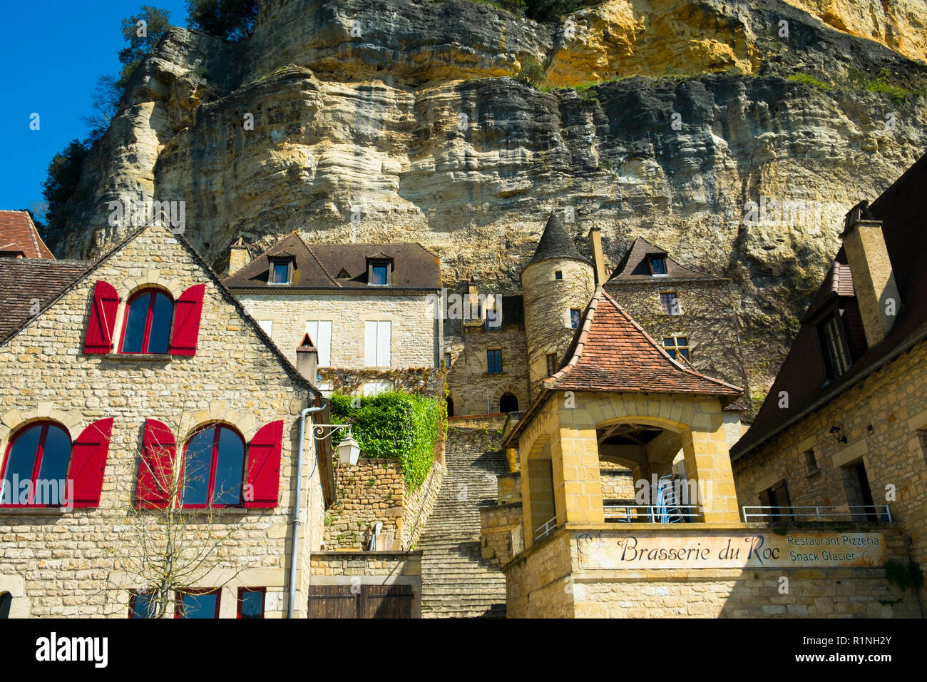 La Roque-Gageac, Frankreich - 3. April 2017: Die honeypot Dorf La Roque-Gageac ist unter dem Felsen neben dem Fluss Dordogne in der Dordogne, Nouvelle Aquitaine, Frankreich. Es ist ein Mitglied der Les Plus beaux villages de France (die "schönsten Dörfer Frankreichs"). Stockfoto