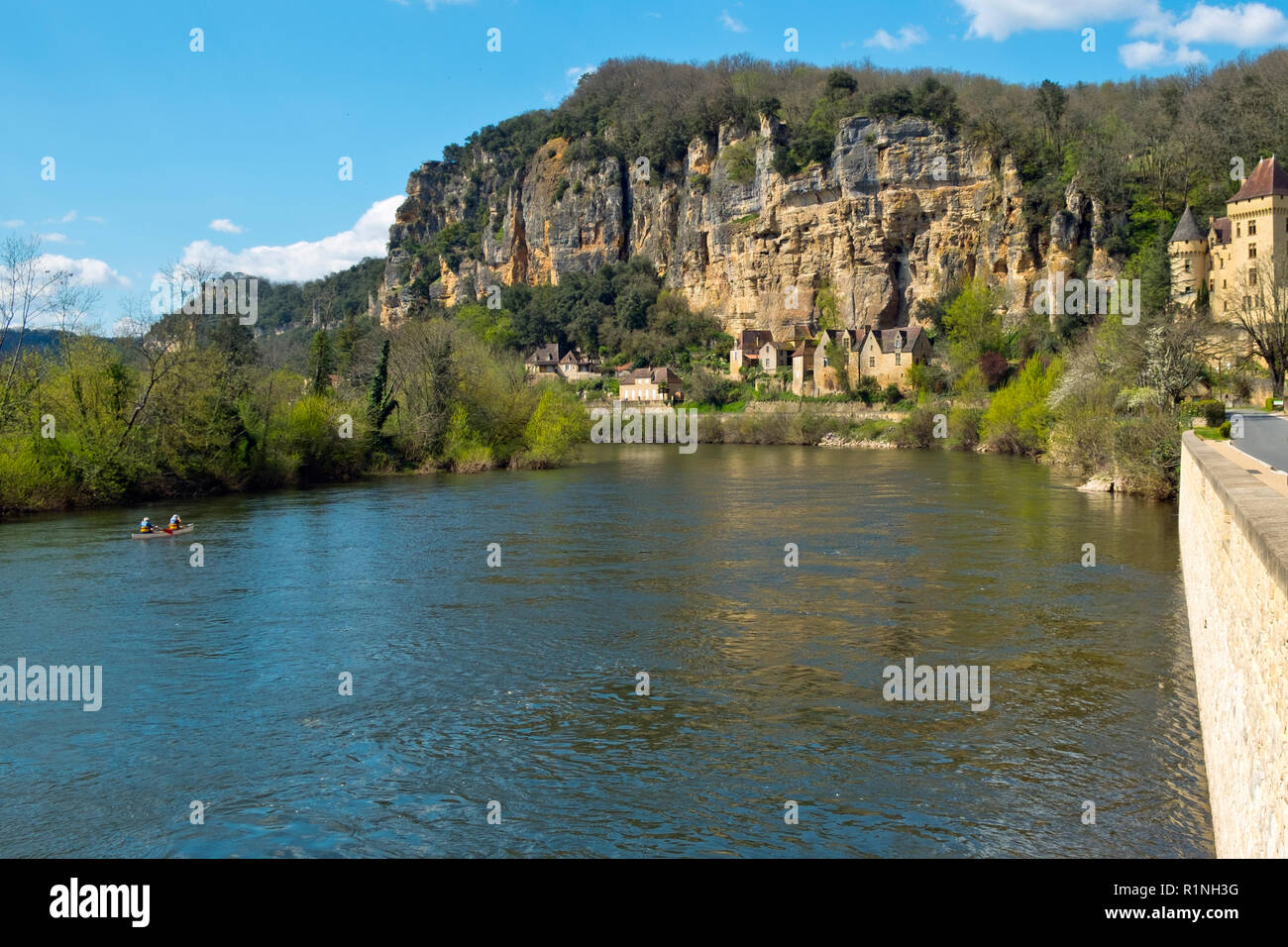 La Roque-Gageac, Frankreich - 3 April 2017: Kanus pass La Roque-Gageac neben dem Fluss Dordogne in der Dordogne, Nouvelle Aquitaine, Frankreich. Es ist ein Mitglied der Les Plus beaux villages de France (die "schönsten Dörfer Frankreichs"). Stockfoto