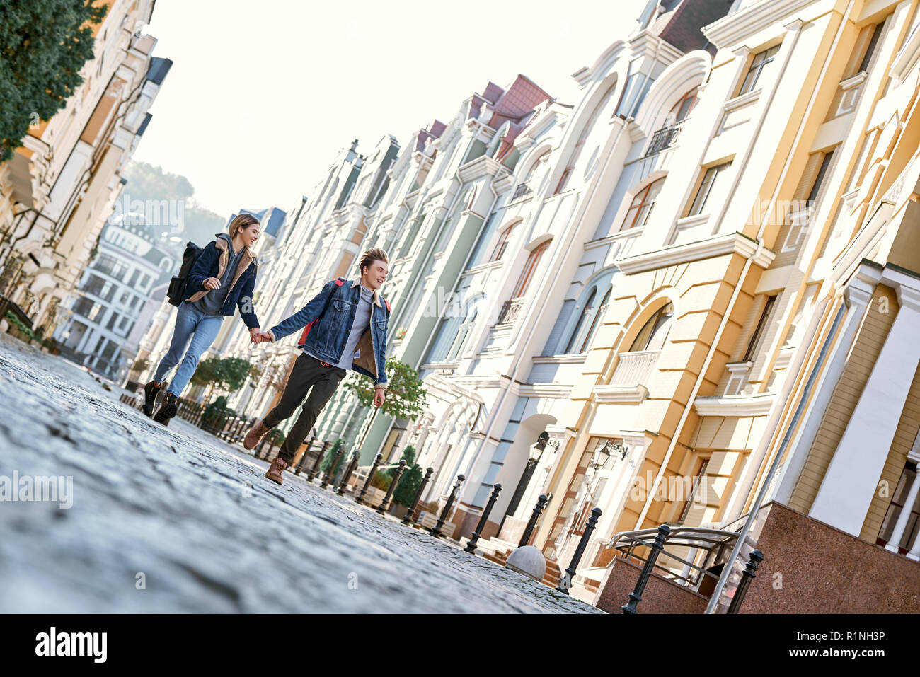Junge paar Travel Blogger sind zu Fuß rund um die Altstadt Stockfoto