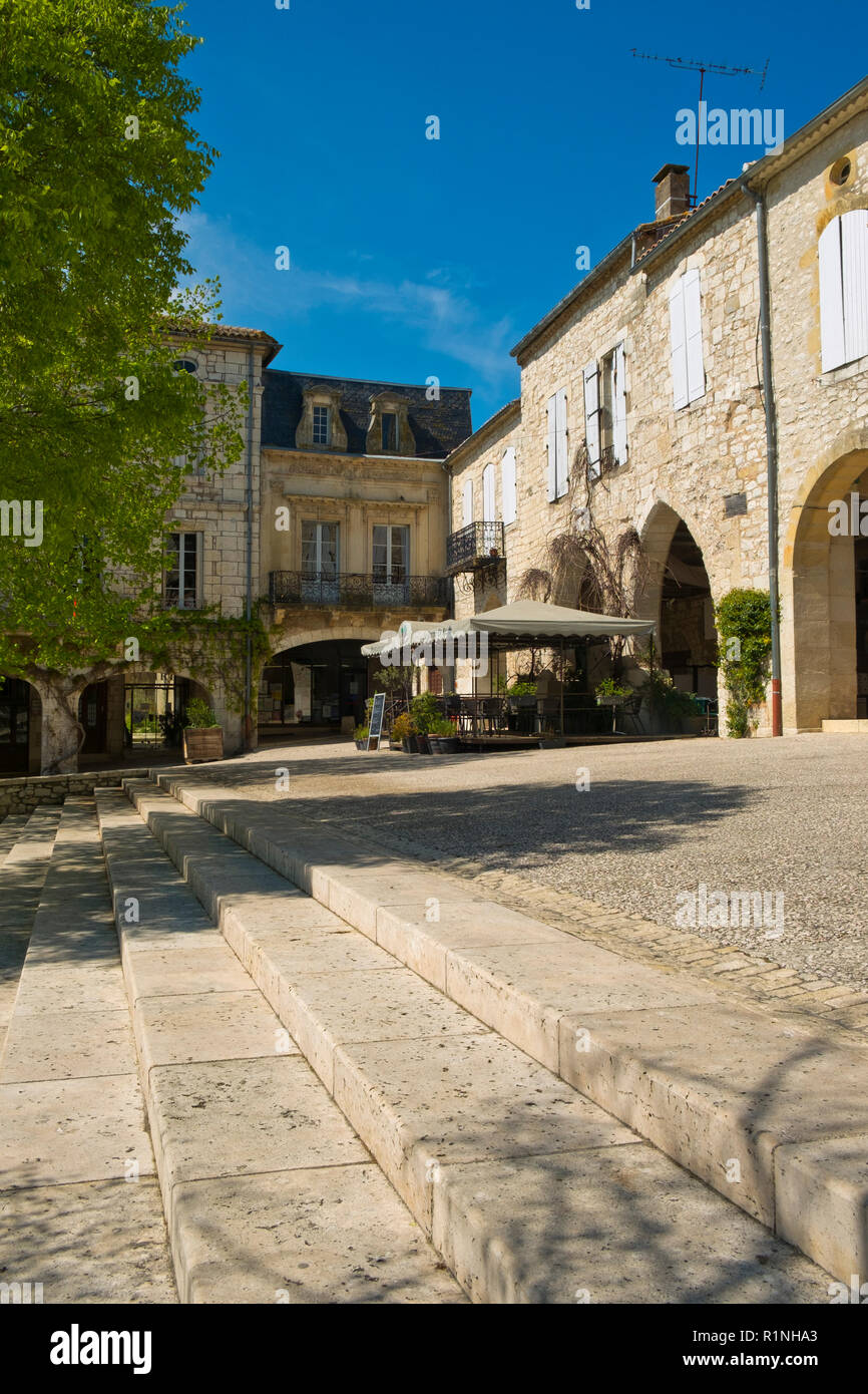 Agen, Frankreich - April 6th, 2017: eine malerische Ecke der idyllischen Central Square in Monflanquin, Lot-et-Garonne, Frankreich. Monflanquin ist Mitglied der Schönsten Dörfer von Frankreich (Les Plus beaux villages de France) Association und ist gedacht, um eine historisch gesehen die intakten Beispiele für eine Mittelalterliche Bastide. Stockfoto