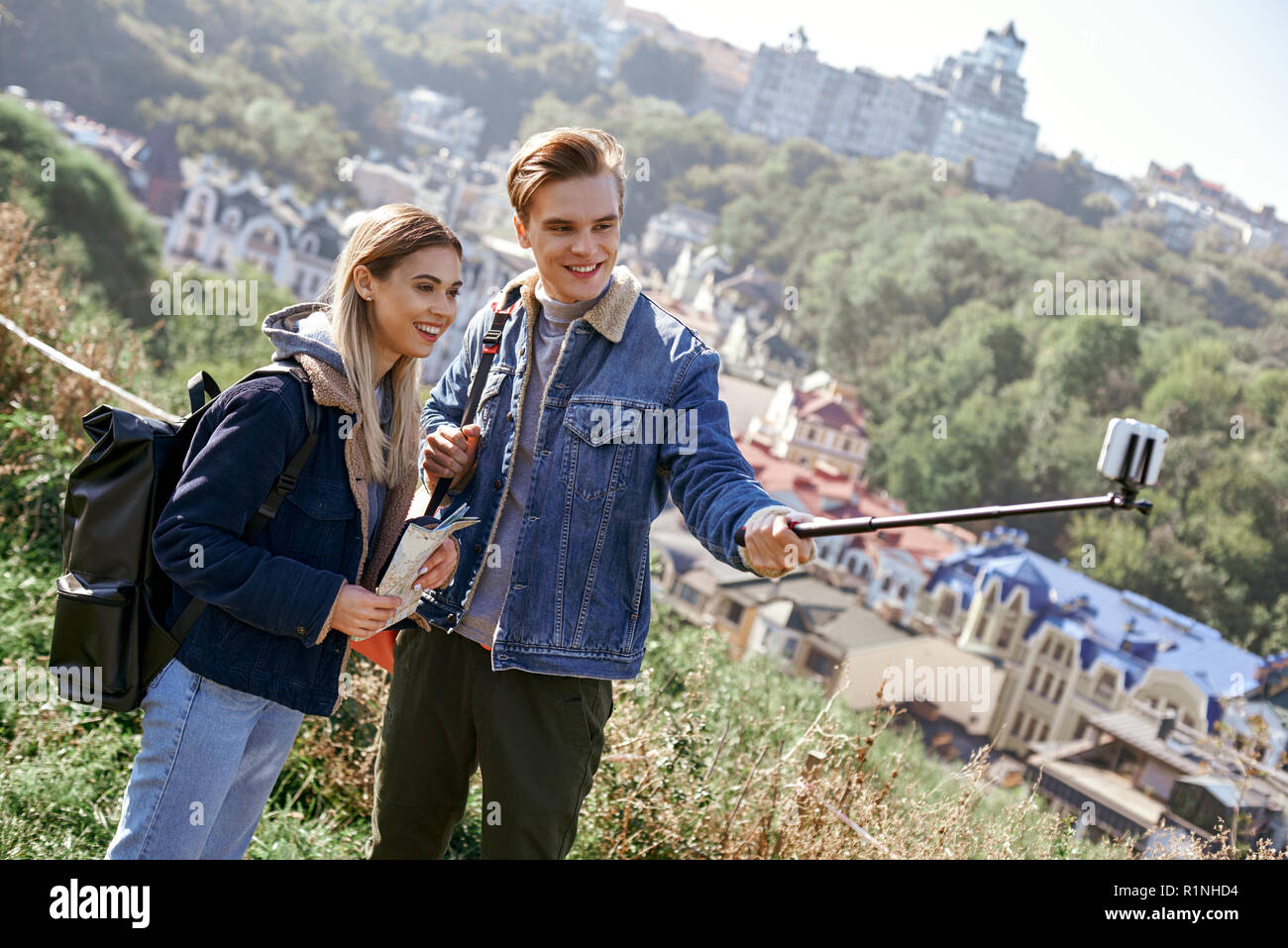 Glückliches junges paar Touristen nimmt Selfie portrait auf europäischen Land Stockfoto