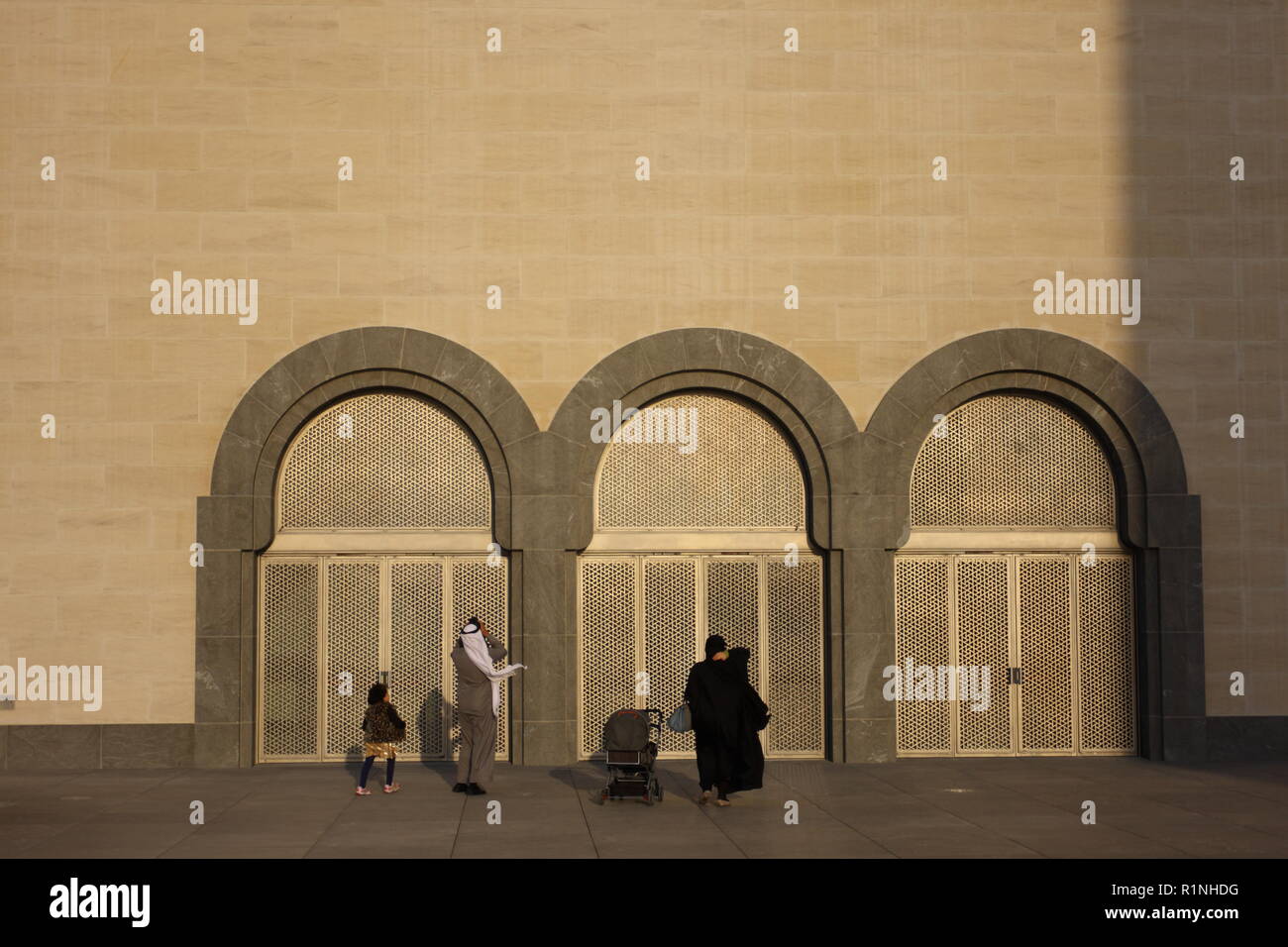 Ein Golf arabische Familie besuchen das Museum für islamische Kunst, Doha, Qatar Stockfoto