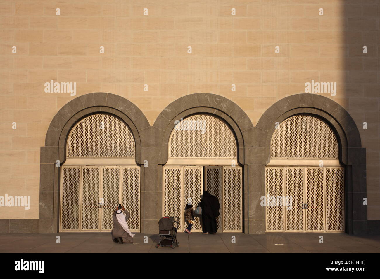 Ein Golf arabische Familie besuchen das Museum für islamische Kunst, Doha, Qatar Stockfoto