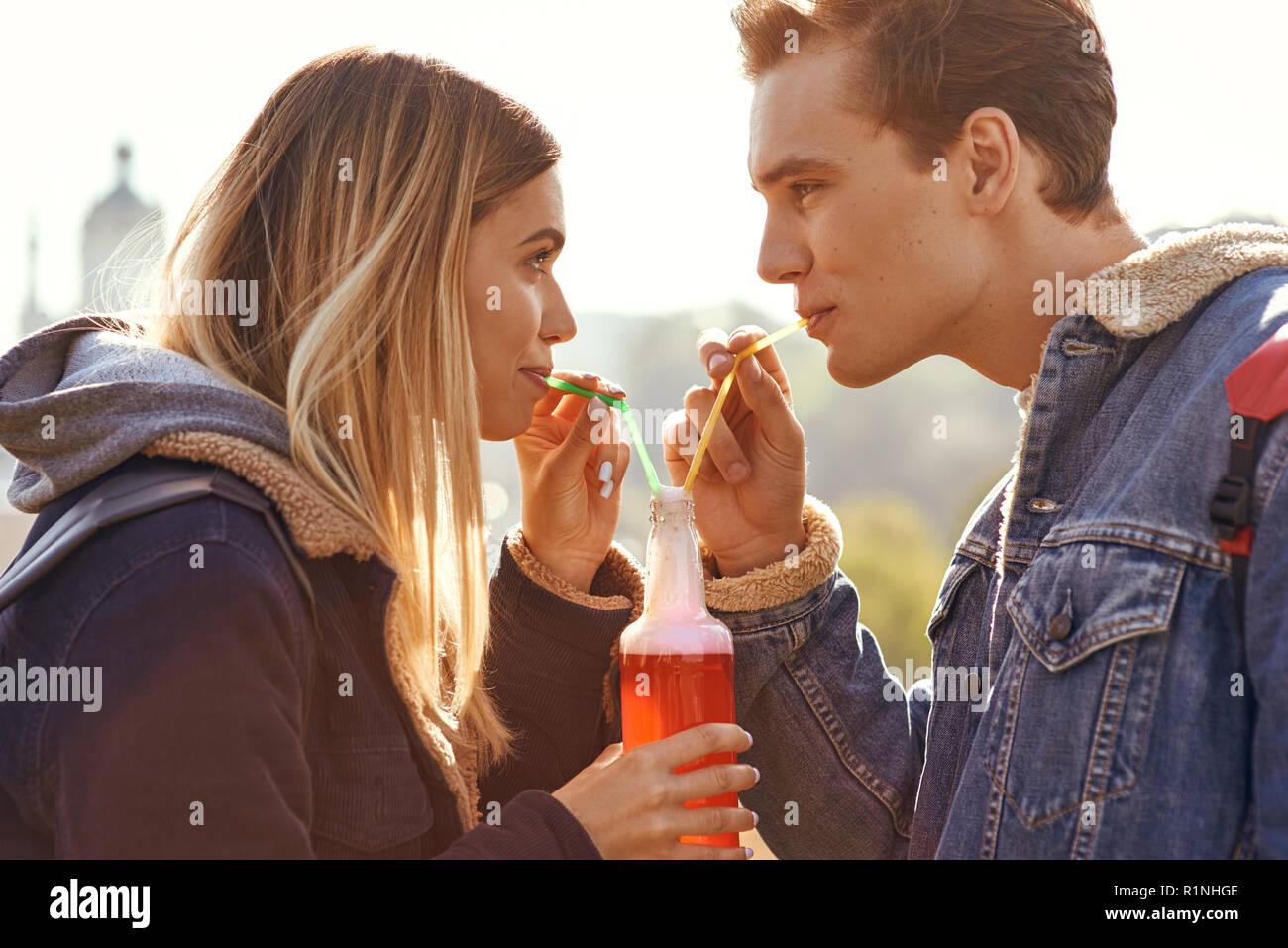 Junges Paar das Trinken aus der Flasche Stockfoto
