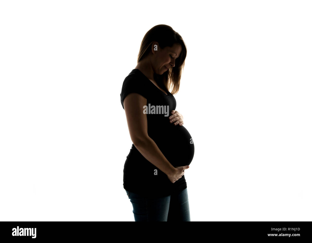 Schatten Portrait von glücklich Schwangere Frau mit Händen auf Magen auf weißem Hintergrund Stockfoto