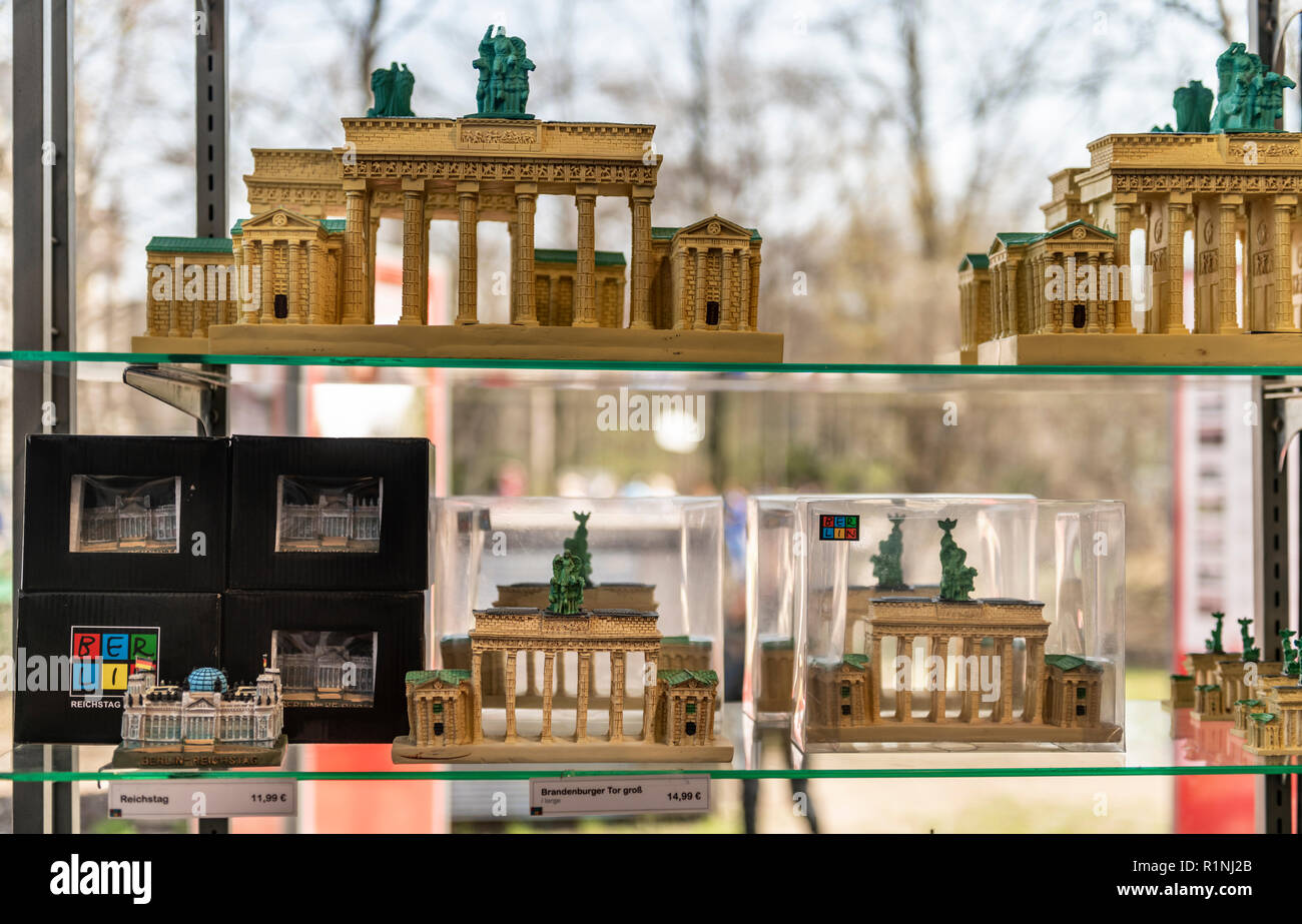 Eine Auswahl der Replik Brandenburger Tor Modelle in den Regalen der ein Geschenk Shop in Berlin. Stockfoto