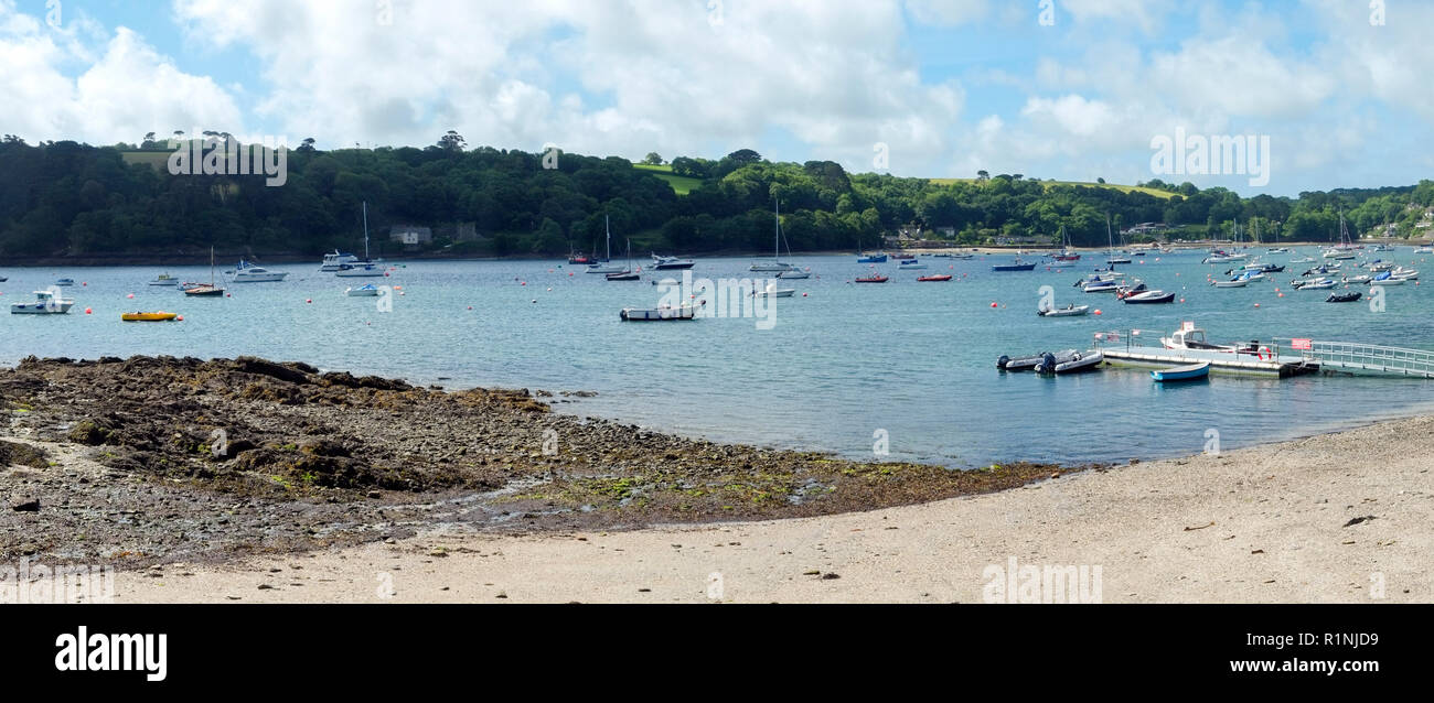 Helford Passage, Großbritannien - 8. Juni 2017: Panoramablick auf den malerischen Helford River, wo viele kleine Boote in der Nähe von Helford River Sailing Club in Cornwall, UK vor Anker liegen. Die Helford River ist eine Ria (überfluteten Fluss Tal) sowie ein Reiseziel in der Cornwall bekannt Stockfoto