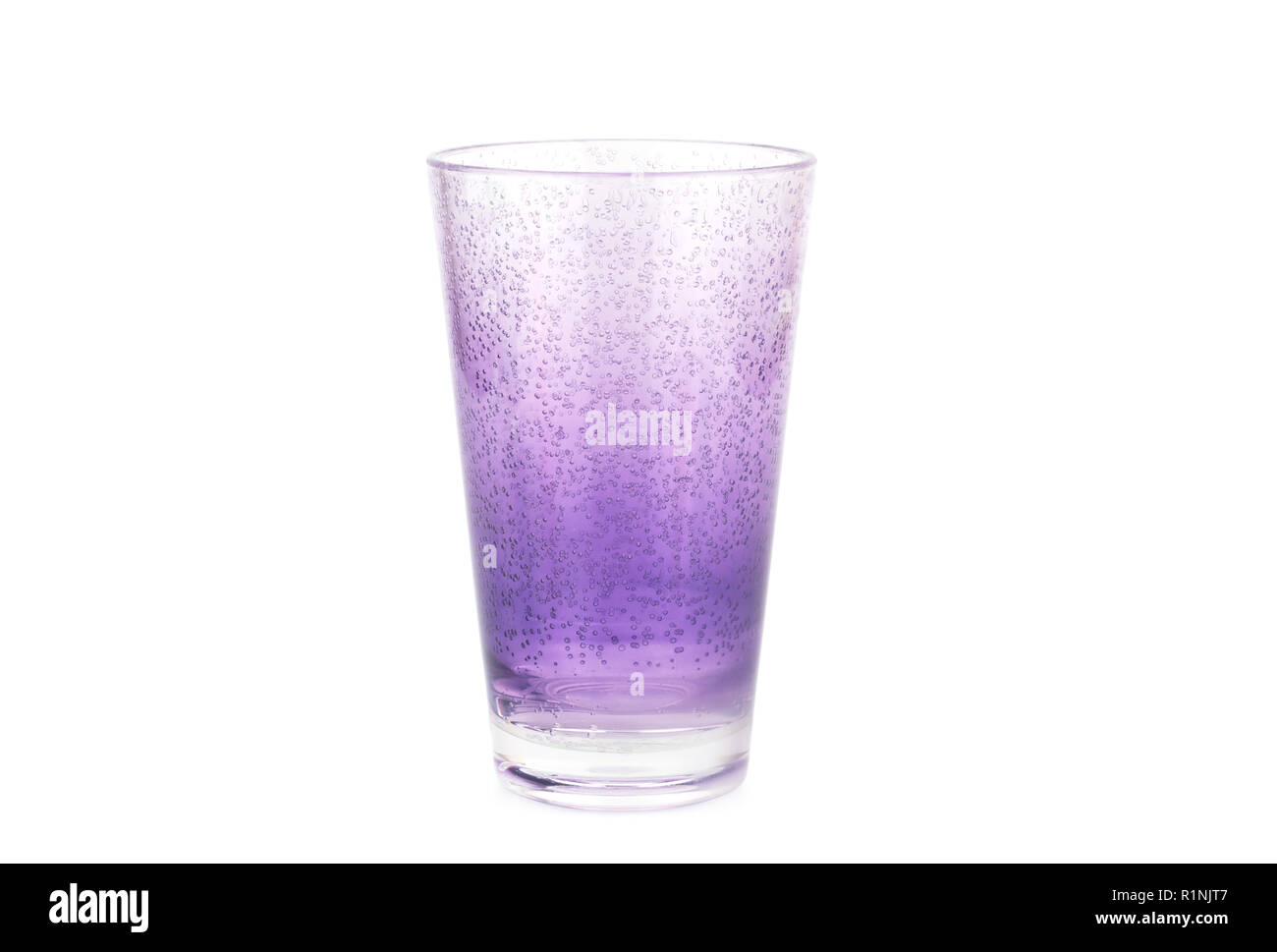 Violett Kunststoff Glas auf weißem Hintergrund. Stockfoto