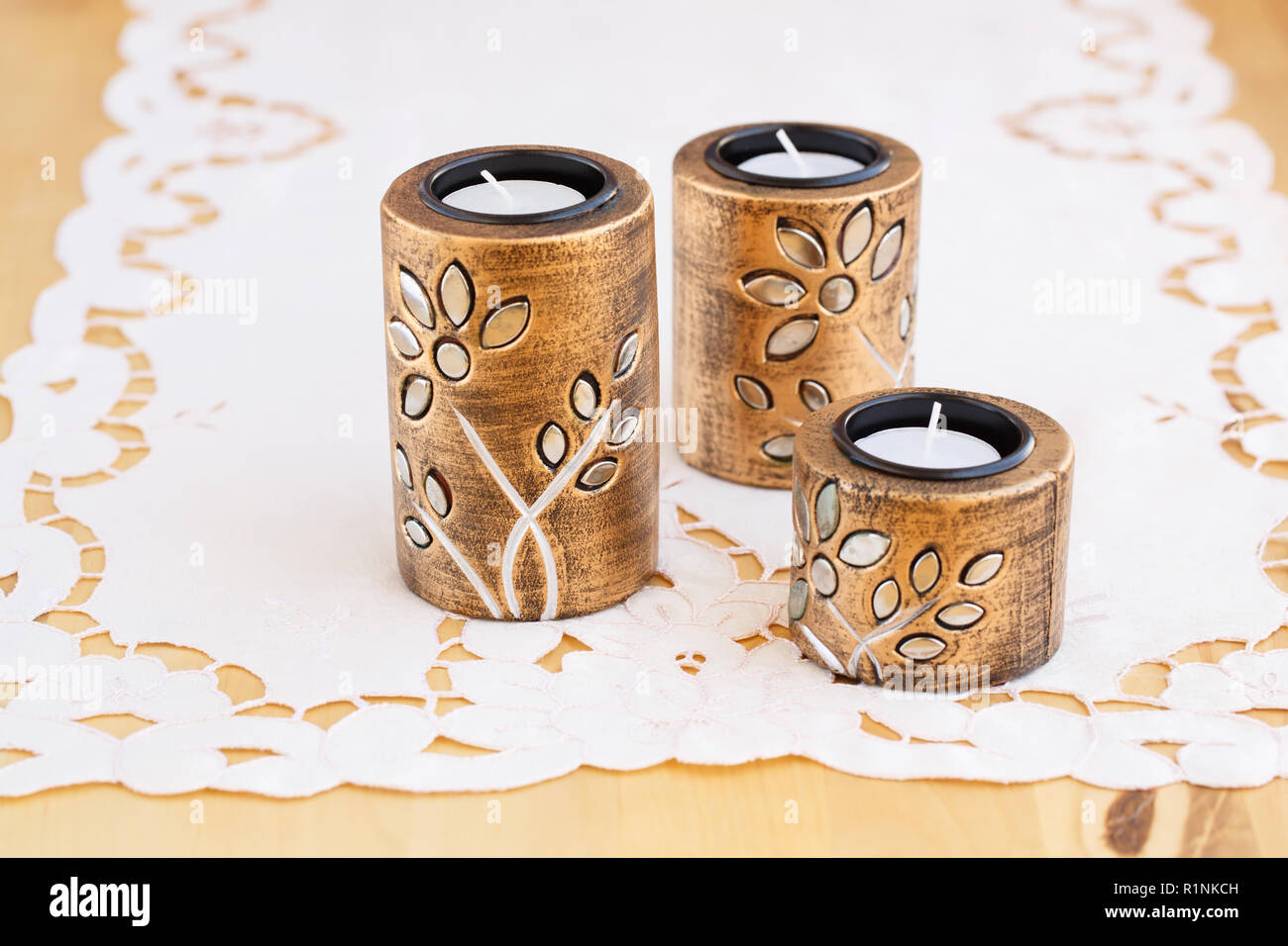 Drei braun alten Stil Kerze Nester auf Hintergrund Tuch. Stockfoto