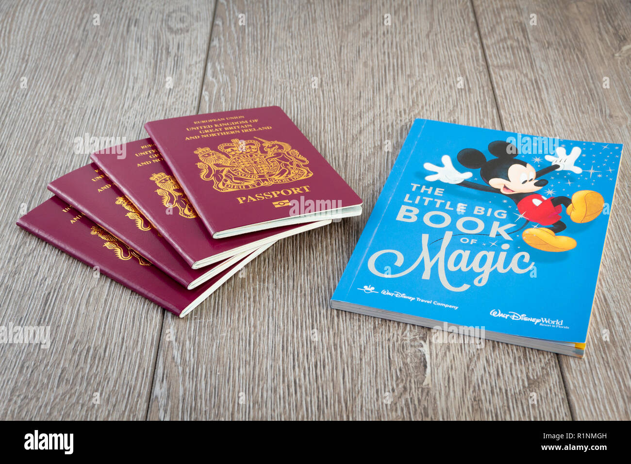 Britische Reisepässe mit Disney kleine Buch der Magie Stockfoto