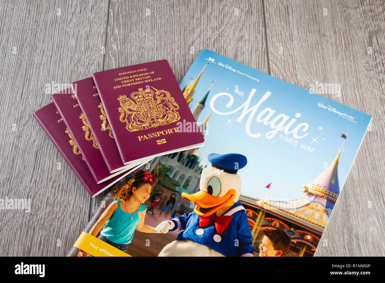 Vier Pässe mit einem Disney World Travel Broschüre Stockfoto