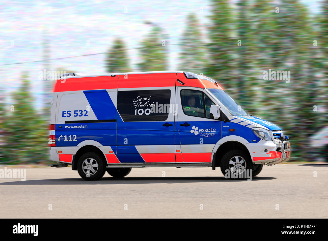 Orivesi, Finnland - 17. Juni 2018: Mercedes-Benz Krankenwagen der Essote, durch Profil Fahrzeuge hergestellt, mit finnischer Flagge Finnland feiert 100 Jahre. Stockfoto
