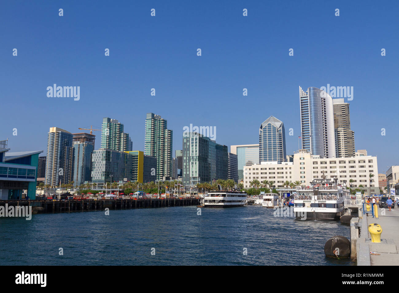 Die Skyline von Downtown San Diego vom Wasser gesehen, der Bucht von San Diego, San Diego, California, United States. Stockfoto