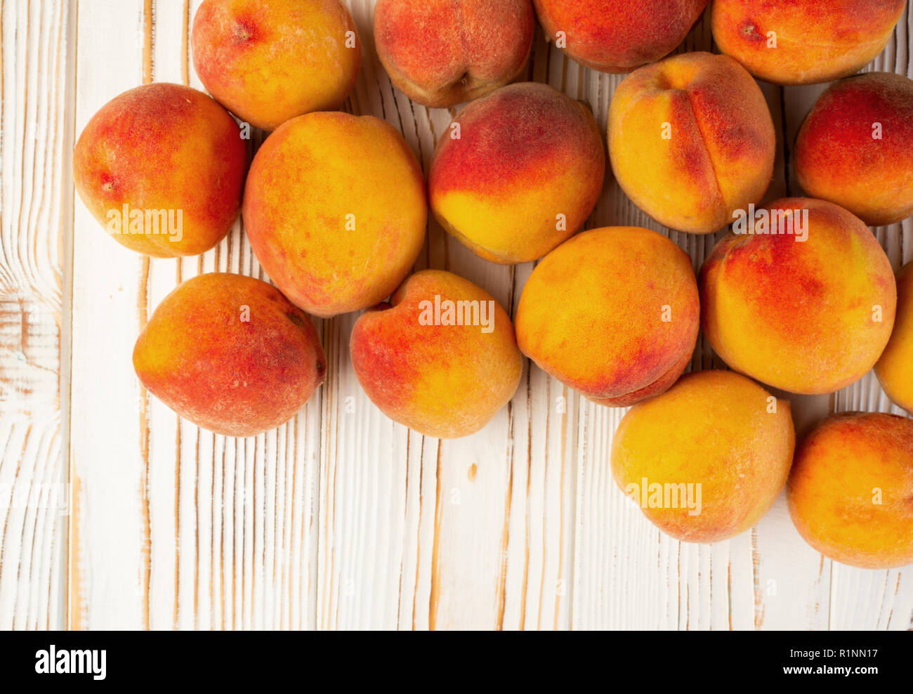Reife Pfirsiche auf dem Tisch Stockfoto