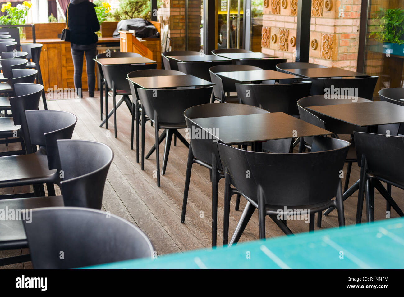 Tische und Stühle in einem café Stockfoto